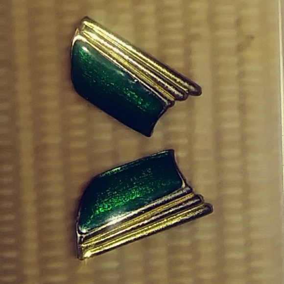 Earrings ~ Pierced ~ Green * Costume Jewelry - Picture 2 of 4
